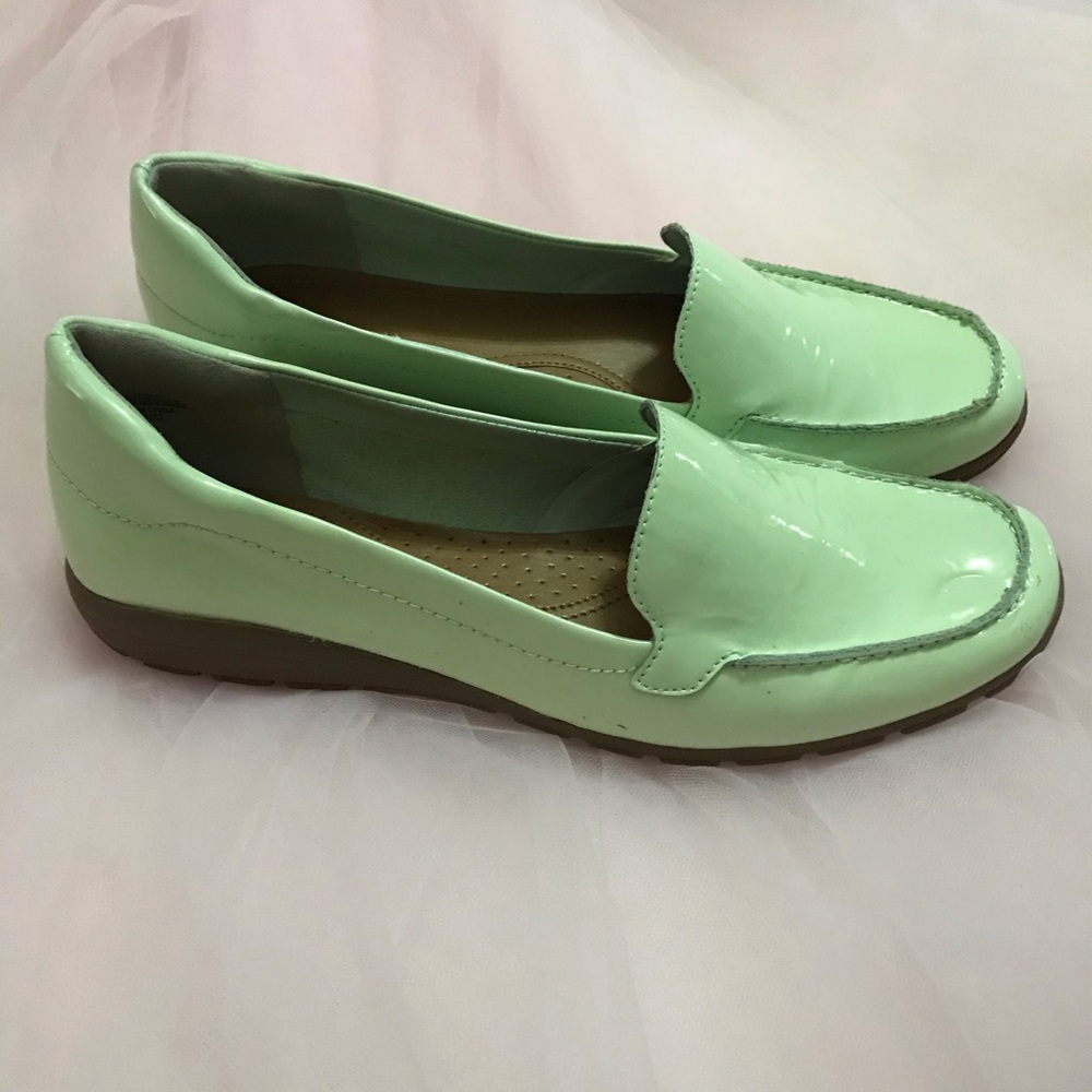 Like New! Patent Leather Mint Green Easy Spirit loafers sz 9